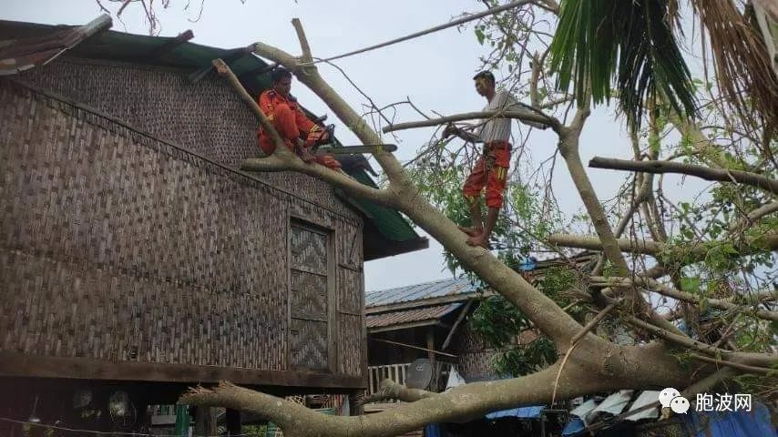 照片新闻：灾区重建正紧锣密鼓地进行！消防员纷纷奔赴第一线！