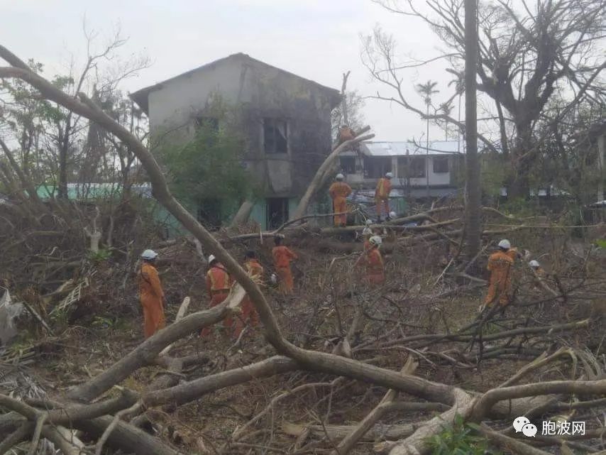 照片新闻：灾区重建正紧锣密鼓地进行！消防员纷纷奔赴第一线！