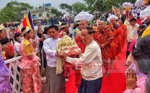 缅甸僧王国葬的最后环节：撒入伊江