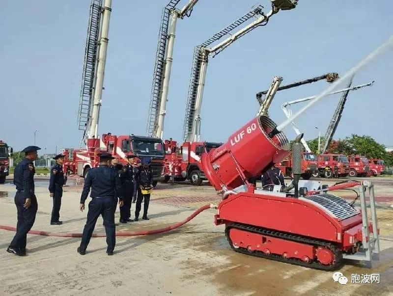 曼德勒消防队展示波兰制造的先进消防设备