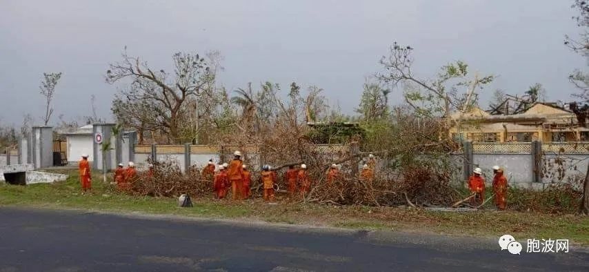 照片新闻：灾区重建正紧锣密鼓地进行！消防员纷纷奔赴第一线！
