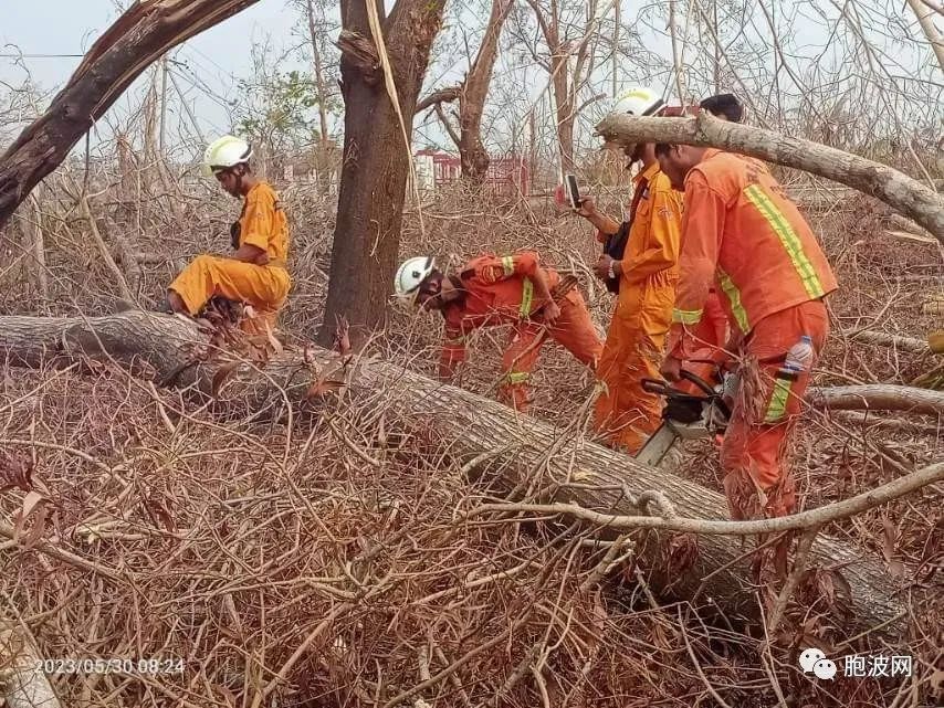 照片新闻：灾区重建正紧锣密鼓地进行！消防员纷纷奔赴第一线！