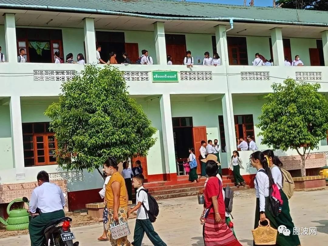 图片新闻：今天全缅学校开学