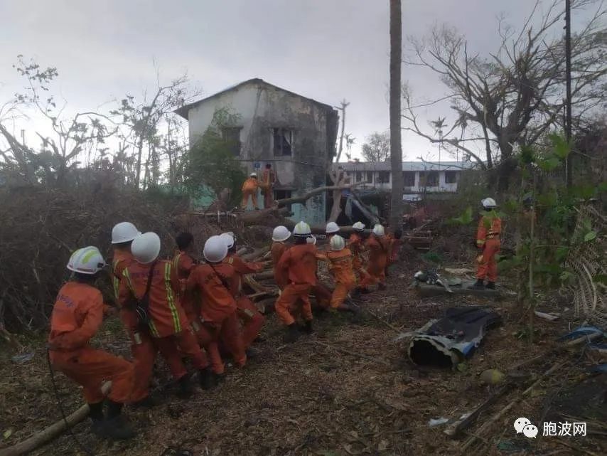 照片新闻：灾区重建正紧锣密鼓地进行！消防员纷纷奔赴第一线！