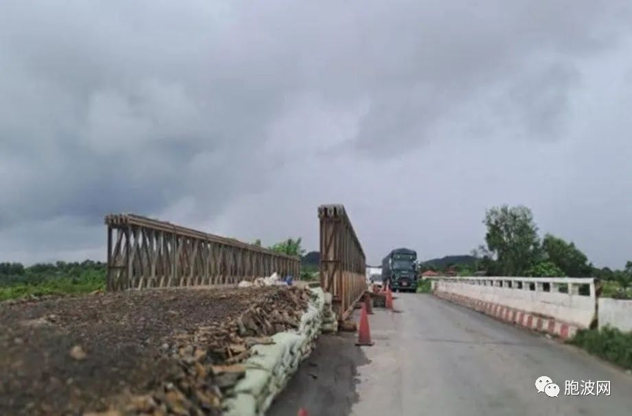 被炸的仰光-毛淡棉公路上的囧诶铁桥的暂替桥已修建完毕