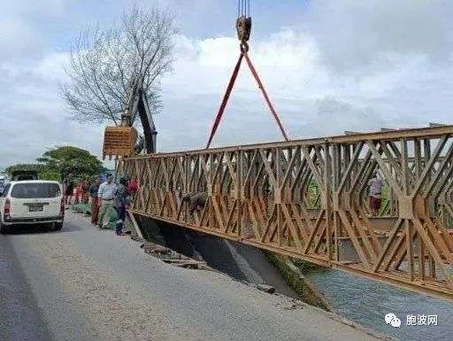 被炸毁又被无人机袭击的桥梁正在搭建暂用铁桥
