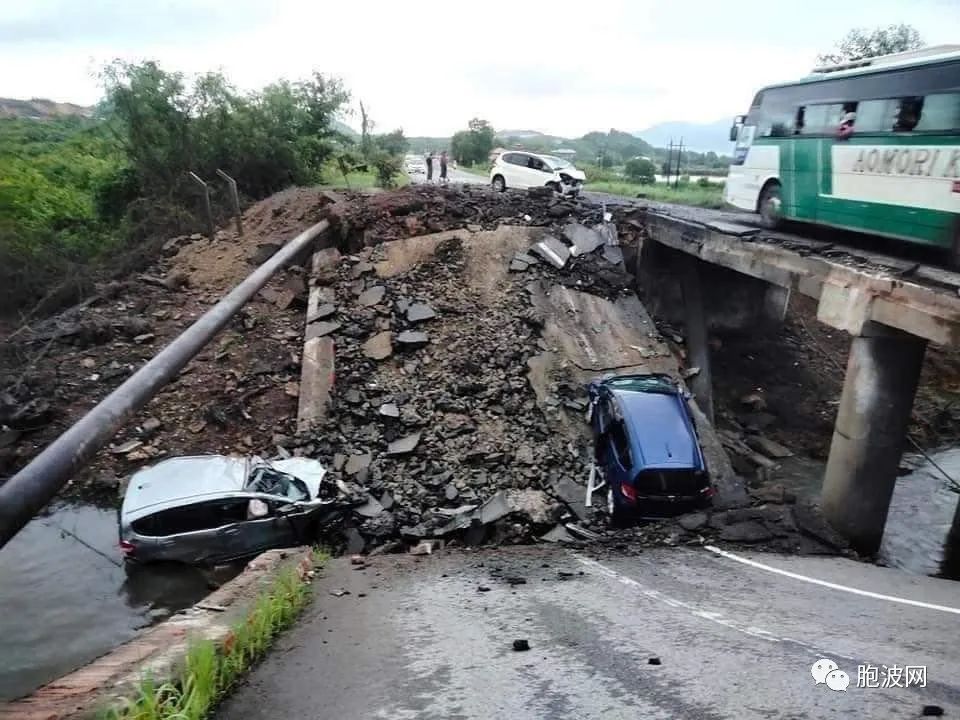 民地武与反方武装炸毁一座桥梁并以无人机袭击造成伤亡