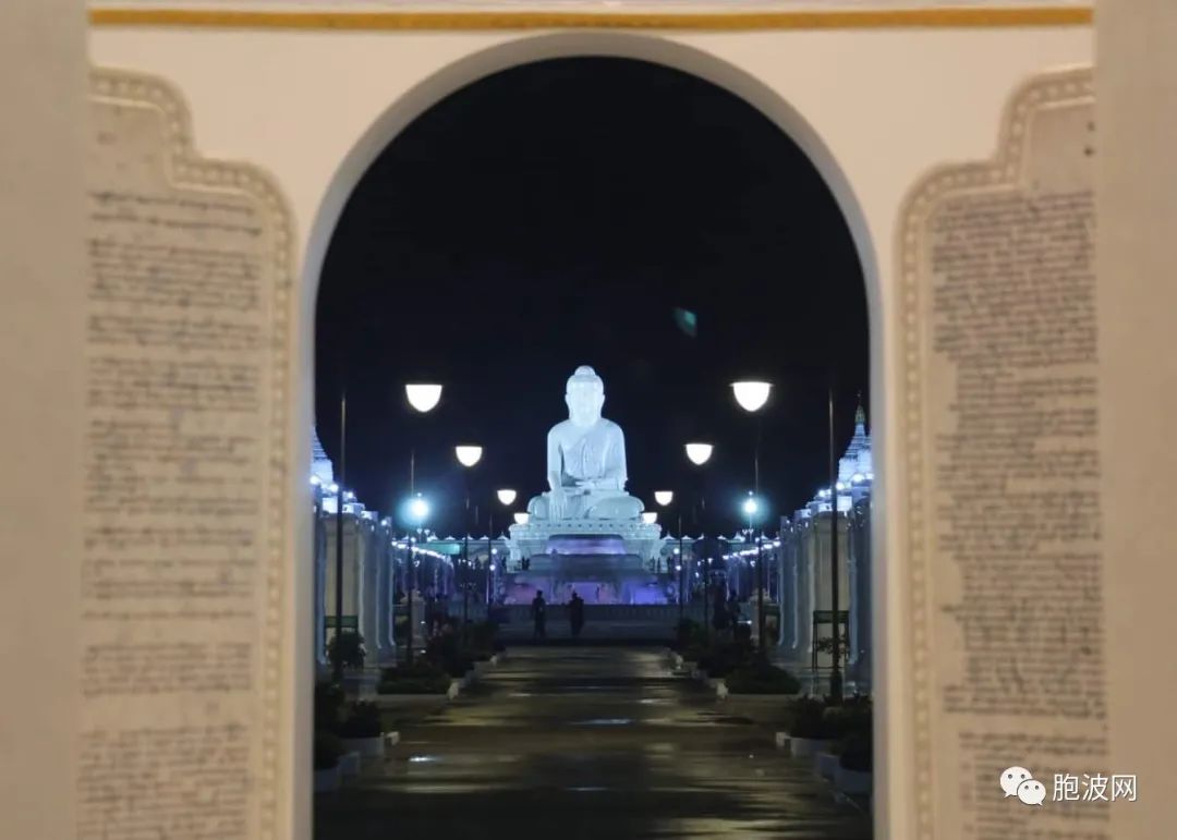 灯火辉煌：内比都巨石佛雕像夜景（图片新闻）