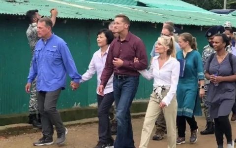 美国议员会见罗兴伽难民