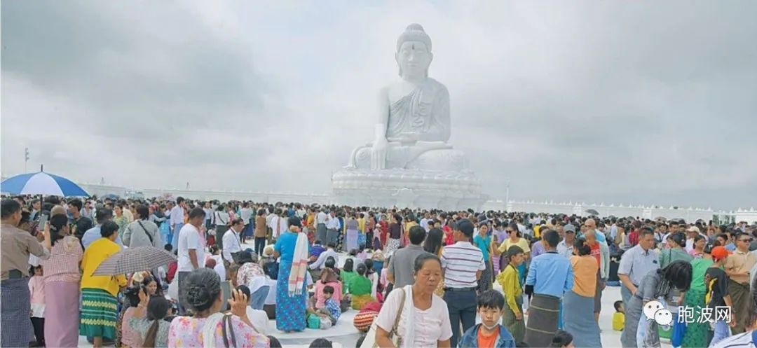 纸媒晒出礼佛者的照片：人山人海水泄不通