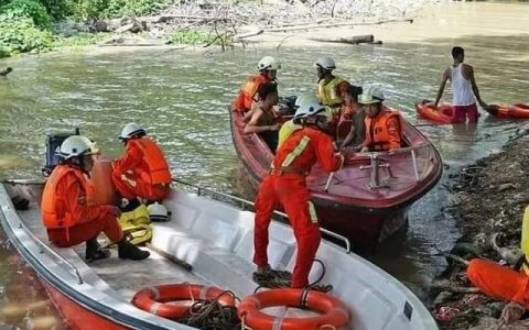 照片新闻：为应对各种灾难，消防员进行水上抢救演习