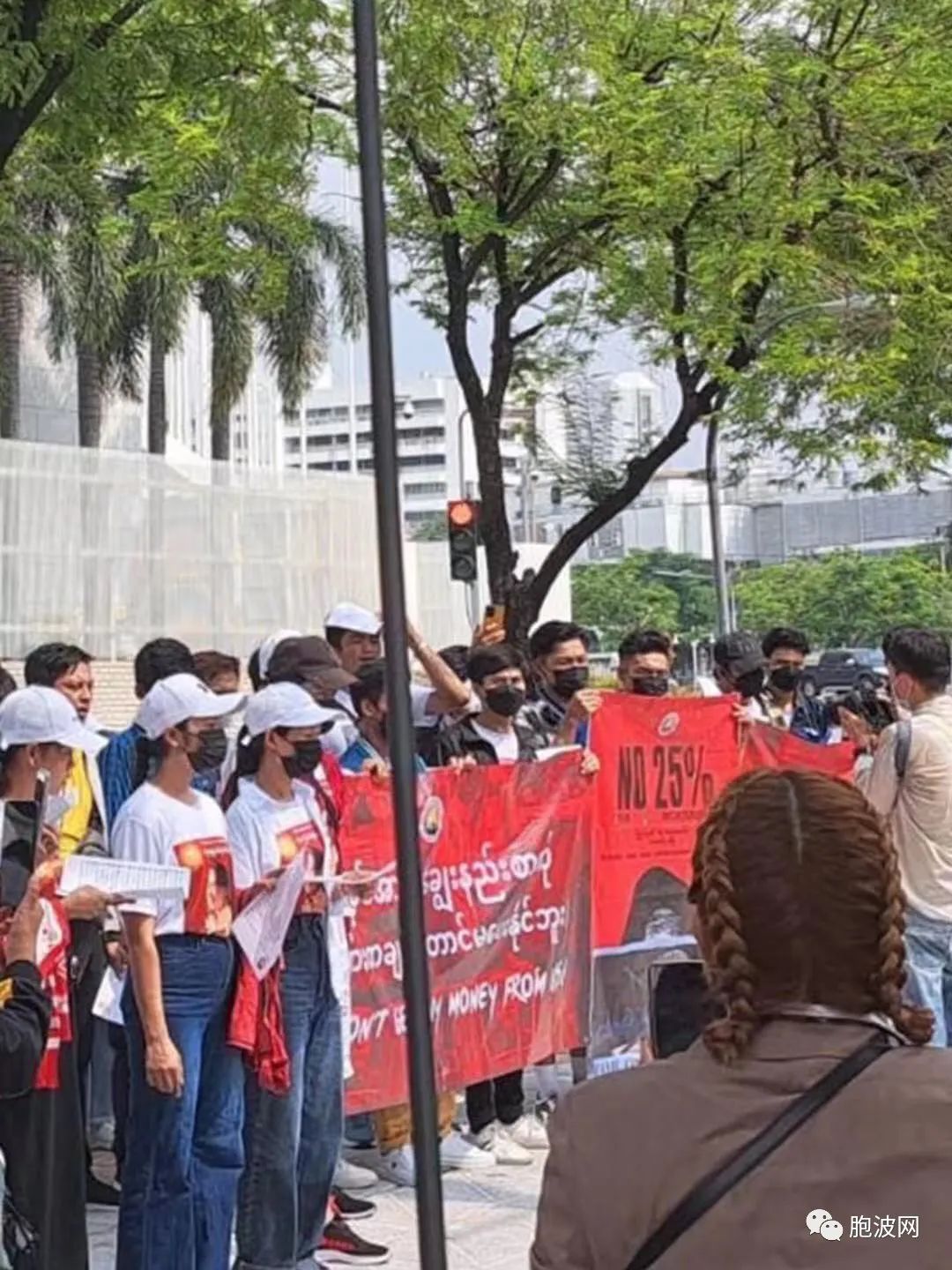 缅甸劳工抗议政府强制汇款计划