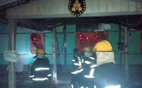 克伦邦郭格瑞镇区移民局办公室建筑遭武装分子破坏焚毁