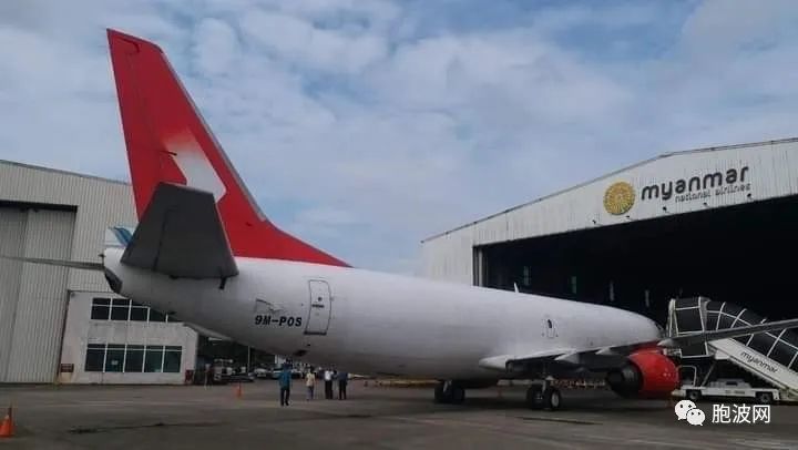 缅甸国航新购置的BOEING 737-400 CARGO货运飞机抵达仰光机场