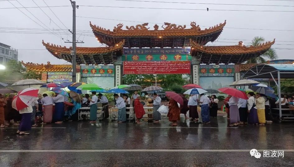 瓦康月盈日曼德勒僧侣布施风雨无阻 福庆孔子课堂举办第三届知识竞赛