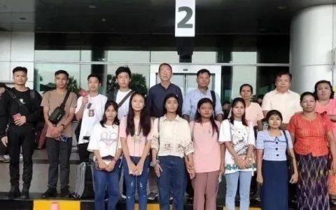 缅中友协中央领导为前往中国杭州留学的缅甸青年学生送行并嘱咐