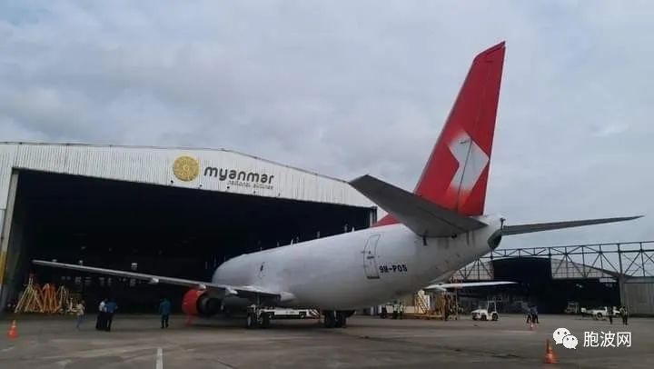 缅甸国航新购置的BOEING 737-400 CARGO货运飞机抵达仰光机场