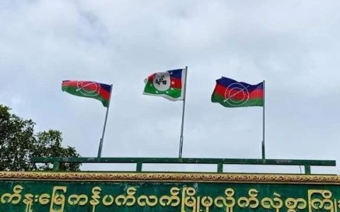 缅甸西北部钦邦干贝勒市已经竖起反军方武装旗帜