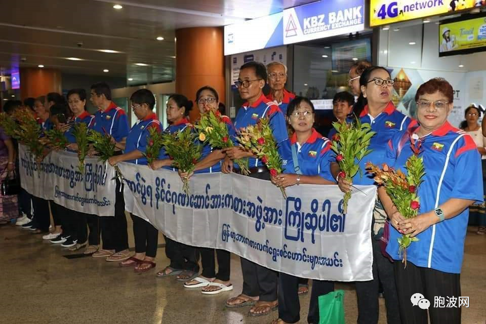 载歌载舞献花相迎：获得1金2铜的运动健儿们凯旋归来