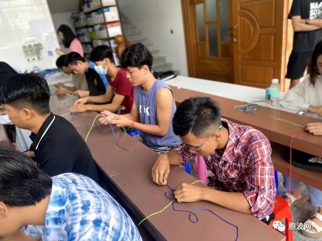 华侨大学“侨行丝路”实践团赴缅甸教授香包与编绳课程