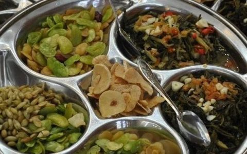 缅甸十八怪之：茶叶是盘凉拌菜