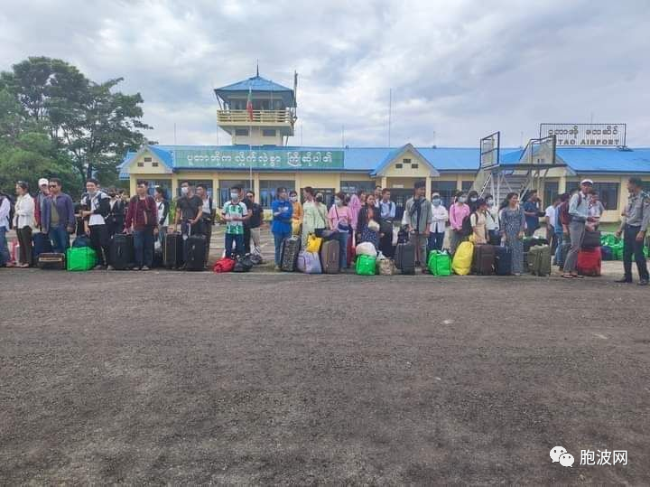 缅甸北端葡萄市的大学生由军机免费送往密支那就读大学