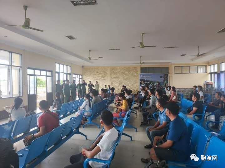 缅甸北端葡萄市的大学生由军机免费送往密支那就读大学