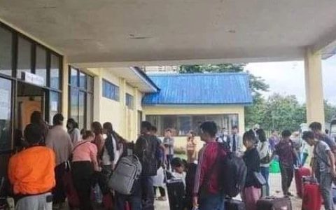 缅甸北端葡萄市的大学生由军机免费送往密支那就读大学