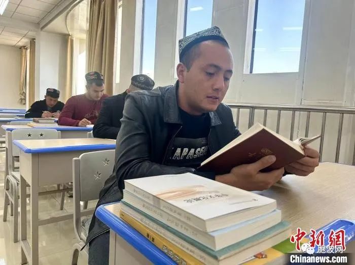 新疆伊斯兰教经学院学生：我在这里学习很安心 没有后顾之忧