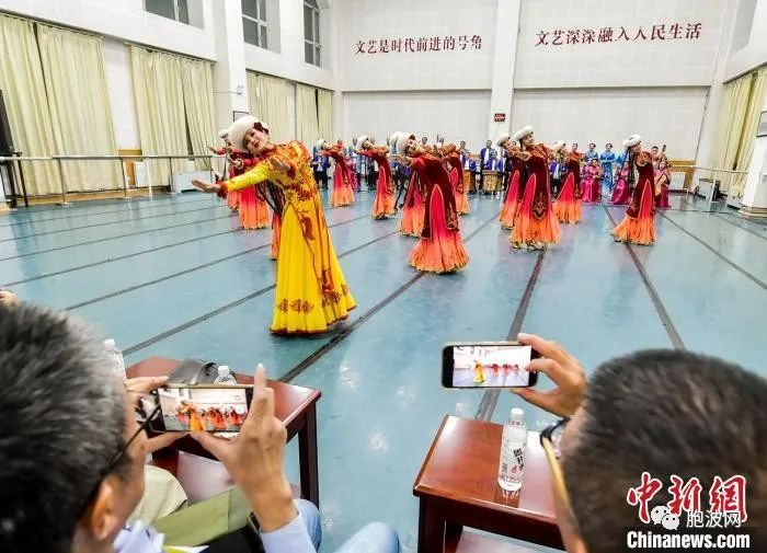 华媒观看新疆维吾尔木卡姆表演 感受少数民族文化传承与发展（附视频）