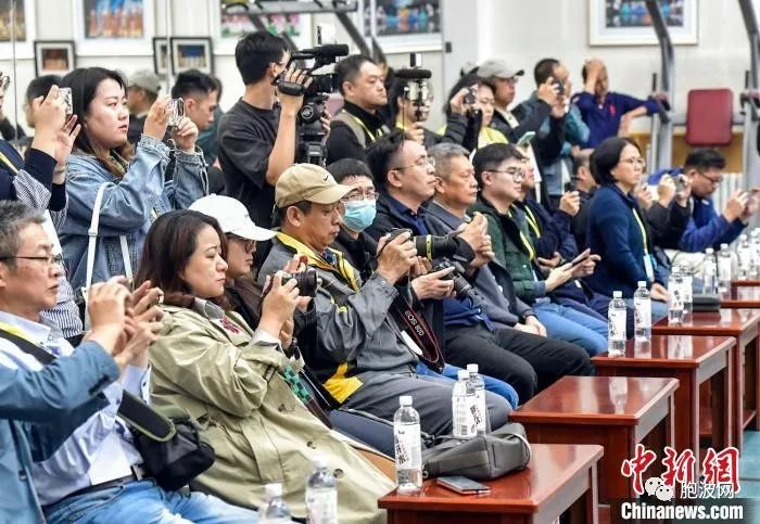华媒观看新疆维吾尔木卡姆表演 感受少数民族文化传承与发展（附视频）