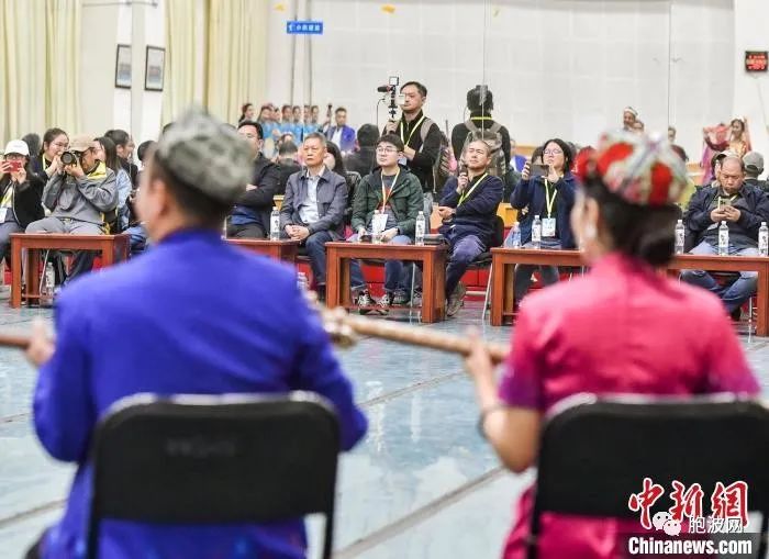 华媒观看新疆维吾尔木卡姆表演 感受少数民族文化传承与发展（附视频）