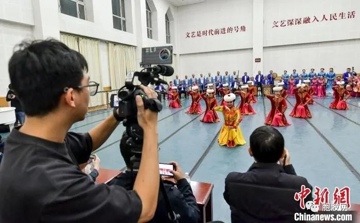 华媒观看新疆维吾尔木卡姆表演 感受少数民族文化传承与发展（附视频）