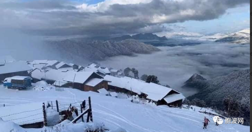 克钦邦雪山上的住房失火！