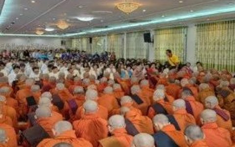 曼德勒华人融入主流之善举：举行大型格腾袈裟布施会