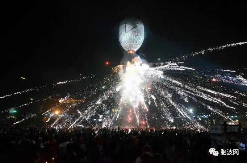 别人发射火箭，缅甸释放气球