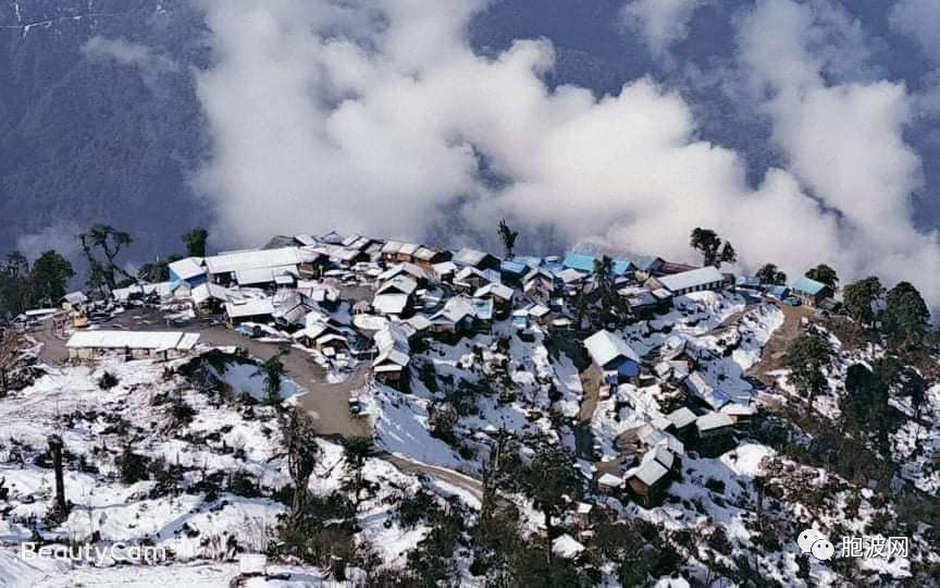 克钦邦雪山上的住房失火！