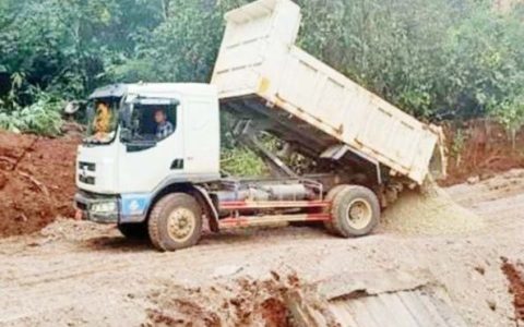 纸媒报道遭破坏的曼德勒-腊戌联邦公路的修复状况