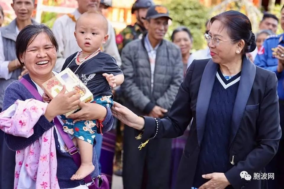 秀亲民稳军心：国管委主席携夫人在掸北重镇看望避战难民与伤兵