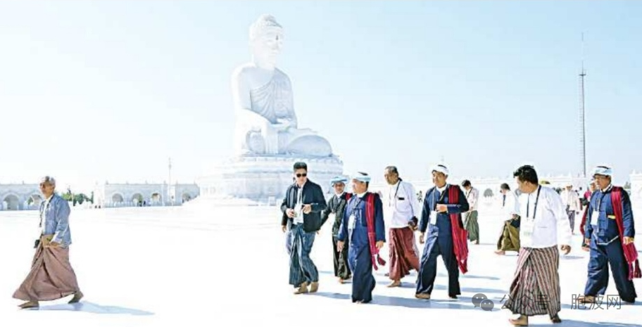 作秀式炒作：缅甸各省邦佛塔管委会成员纷纷前往内比都巨石佛像参拜