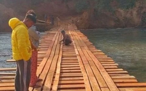 悲酸：民众自发修建连接腊戌与迪波市的一座临时小桥