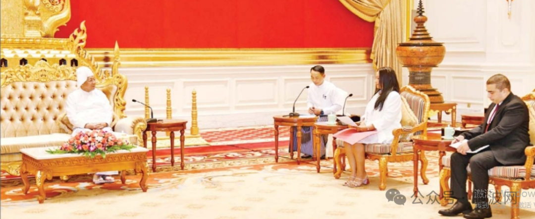 他稳坐第一把交椅，接受巴西埃及两国大使递交国书