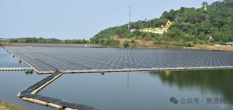 德林达依省岛屿镇区正在安装水上太阳能发电站