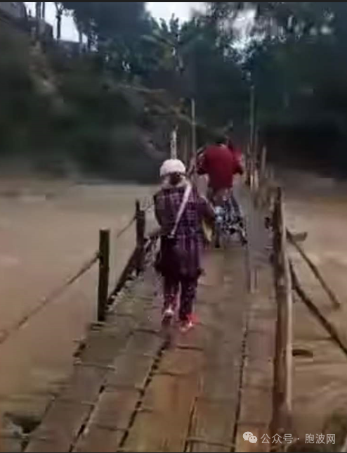 胶脉与迪波之间的因战火被毁的金迪大桥边临时搭建了一座小桥