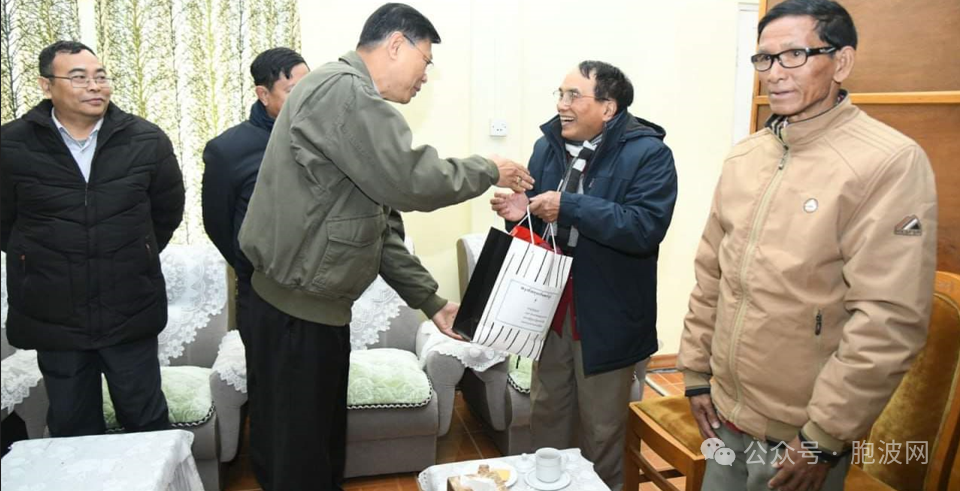 军方高层国管委委员国家副总理前往钦邦拜会高僧与德高望重市民