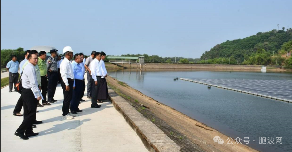 德林达依省岛屿镇区正在安装水上太阳能发电站