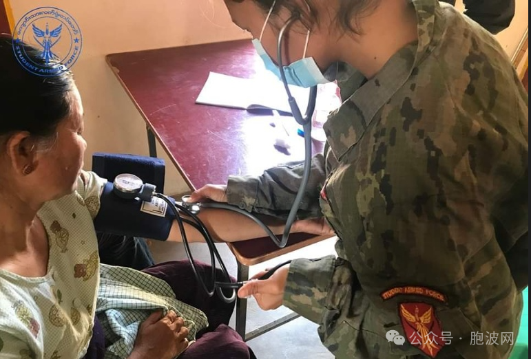 学生军卫生员为当地村民进行医疗护理（照片新闻）