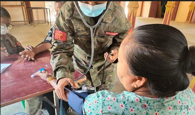 学生军卫生员为当地村民进行医疗护理（照片新闻）