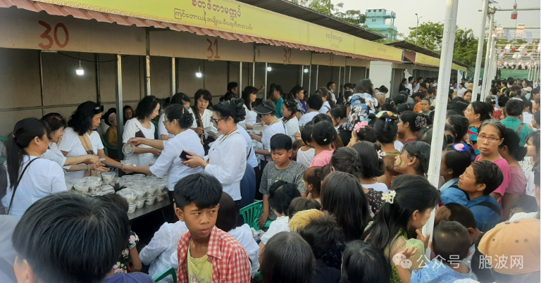 融入主流之善举：金多堰妇女慈善会参加缅甸传统德邦月盈日布施活动