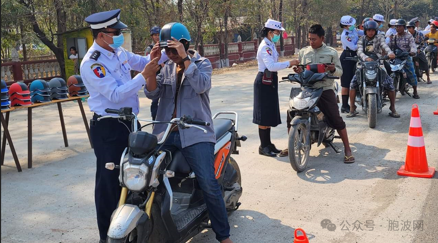 曼德勒交警教育警告违规车辆